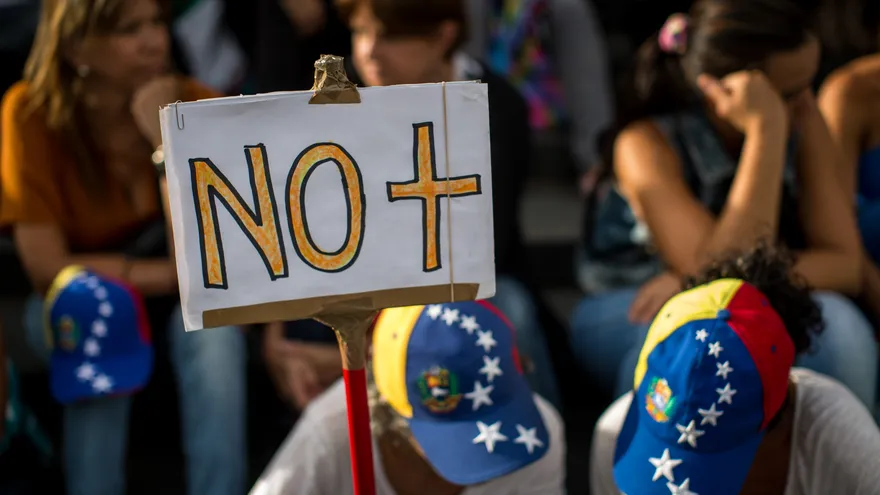 Personas participan en una manifestación nocturna contra el Gobierno del presidente de Venezuela Nicolás Maduro
