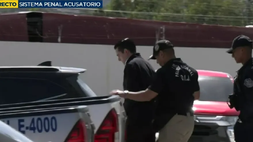 José Gabriel Carrizo a su salida de la audiencia en el Tribunal de Apelaciones.