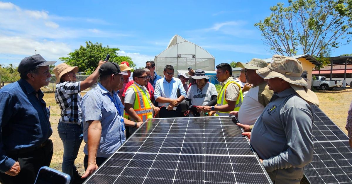 Inadeh capacita instructores en instalación y mantenimiento de paneles solares