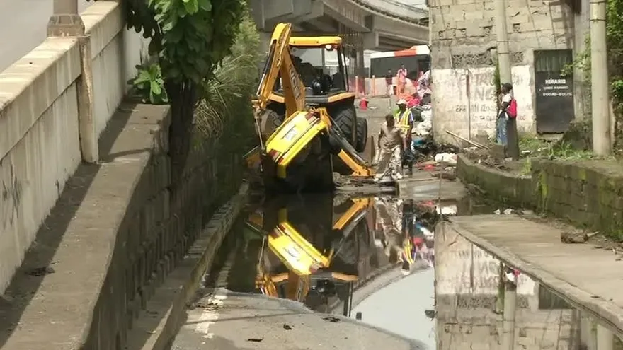 Taxista cae en un enorme hueco en Las Mañanitas