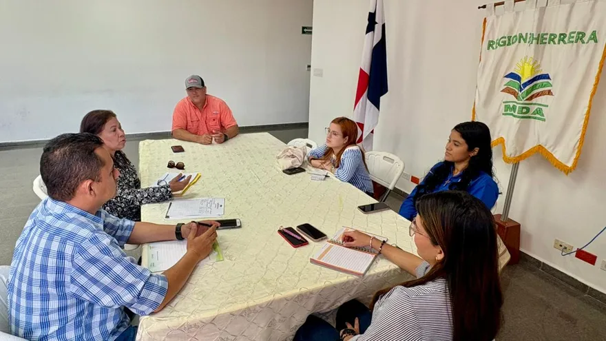 Jóvenes y directivos del MIDA instalan una mesa de trabajo en Herrera