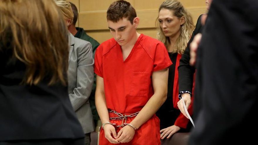 En la imagen, el autor confeso del tiroteo en un instituto de Florida el pasado 14 de febrero, Nikolas Cruz (C).