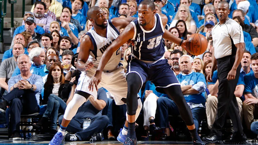 Kevin Durant sacó la cara por la ofensiva de los Thunder