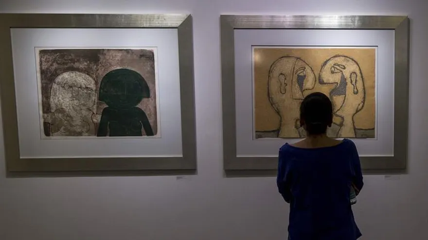 Una mujer asiste a la exposición de arte "Rufino Tamayo: Mexicano Universal", este 27 de julio de 2017, durante su apertura al público, en el centro de arte de la Fundación Ortiz Guardián, en Managua (Nicaragua).