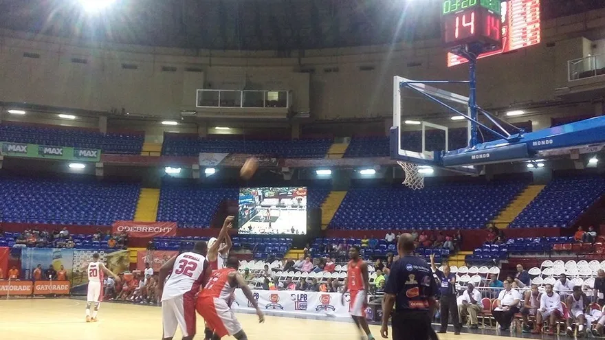 Acción del partido entre Halcones de Calle P y  Caballos de Coclé