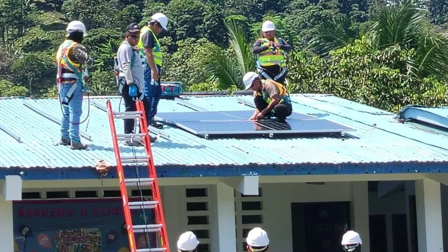 Instalación de paneles solares en centros educativos