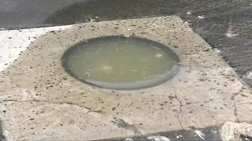 Reportan desbordamiento de aguas servidas