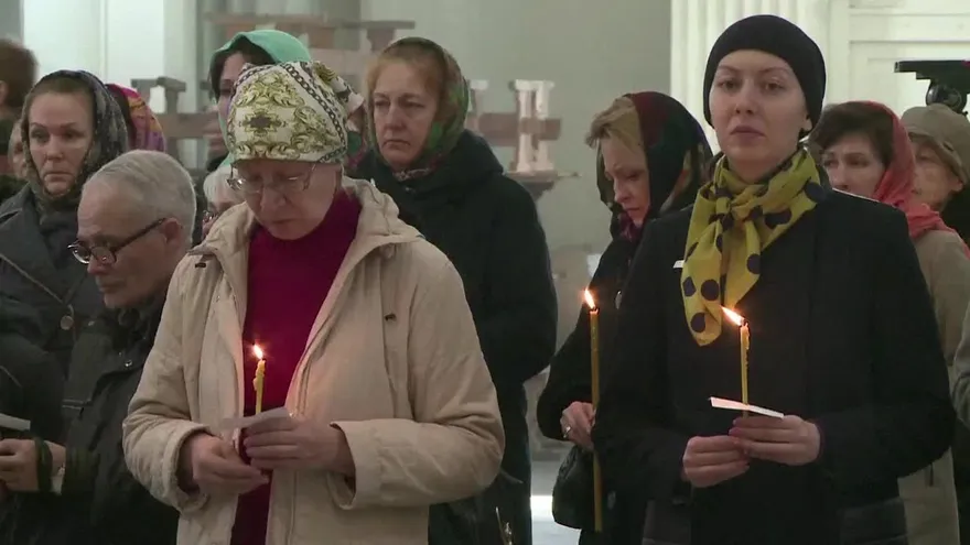 Familiares despiden a víctimas de atentado en Rusia