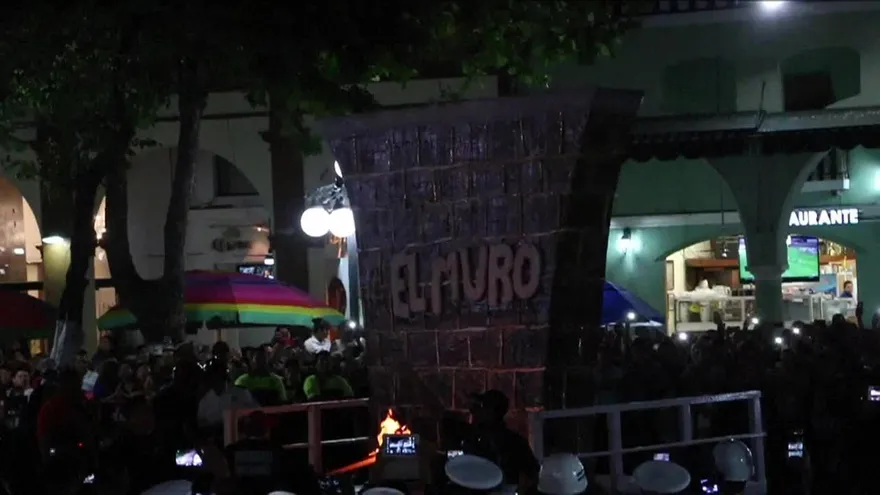 El muro de Trump ardió en el carnaval de Veracruz