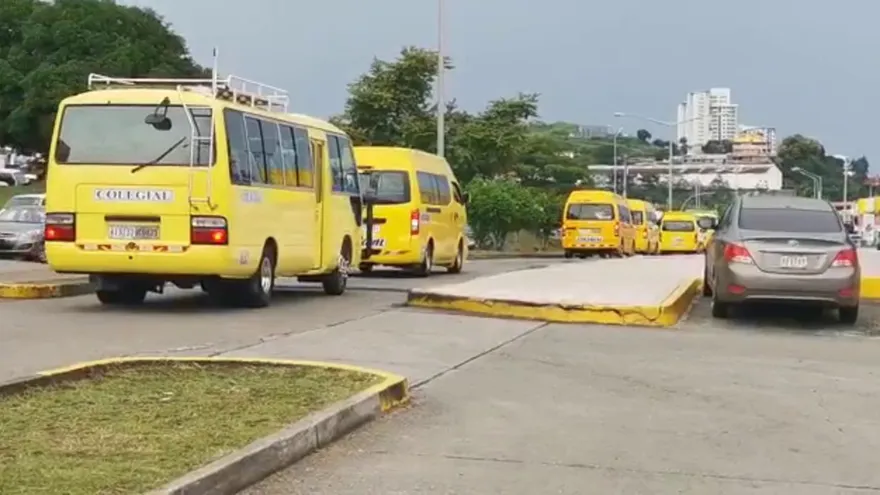 Propietarias de buses colegiales protestan, exigen respuestas al gobierno por situación económica