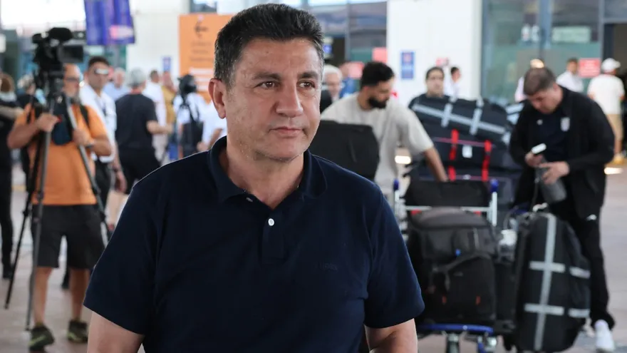 El director técnico Amir Ghalenoei encabezó el arribo de la selección de Irán al territorio turco
