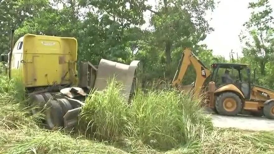 Camión se vuelca en vía hacia Las Mendozas
