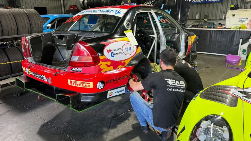 Mecánicos trabajan en el vehículo Evo de David Carballeda