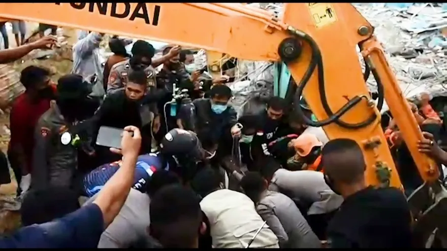 Decenas de muertos por fuerte sismo en Indonesia