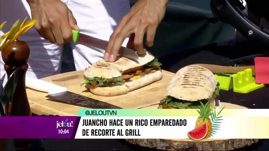 Juancho nos prepara un rico emparedado de recorte al grill