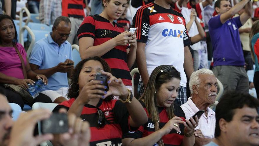 Prevén colapso de celulares durante el Mundial