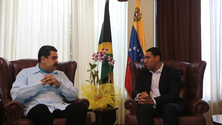 El presidente de Venezuela, Nicolás Maduro (i), durante una reunión con el primer ministro de Jamaica, Andrew Michael Holness.