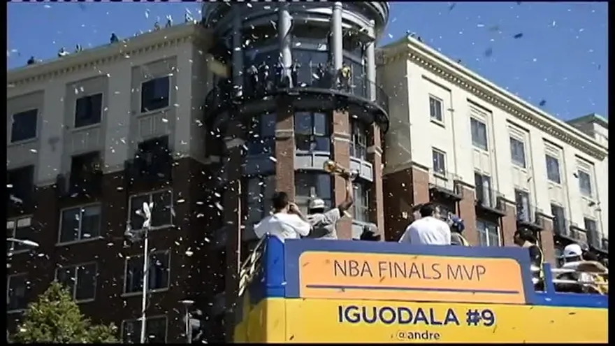 Los Warriors de Golden State celebran el título de la NBA en las calles de Oakland