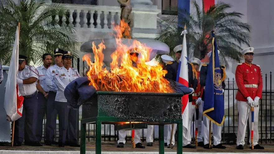 Cremación de banderas.