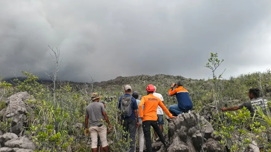 Tres excursionistas mueren en la erupción de un volcán en Indonesia..