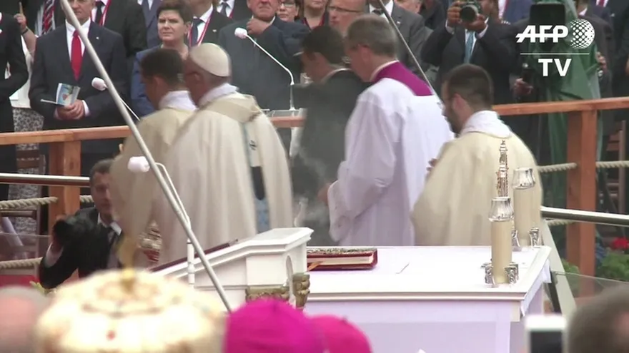 Papa sufrió caída durante misa en Polonia