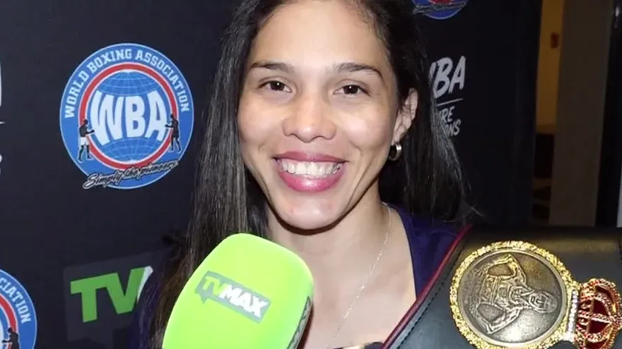 Nataly Delgado recibe cinturón supermosca de la AMB
