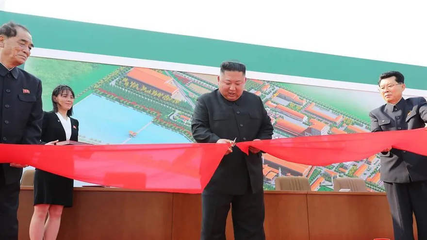 Imagen facilitada el pasado 2 de mayo por la North Korean Central News Agency (KCNA) que muestra al líder norcoreano Kim Jong-un cortando una cinta en la inauguración de una fábrica, el 1 mayo.