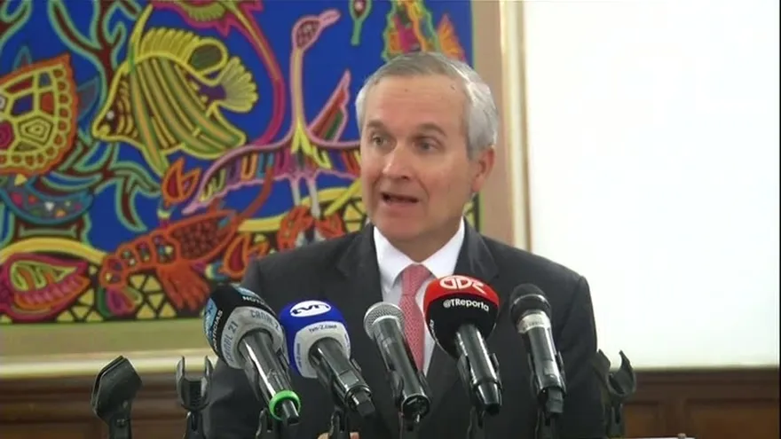 Ministro Alemán aclara que decreto no otorga jubilaciones especiales