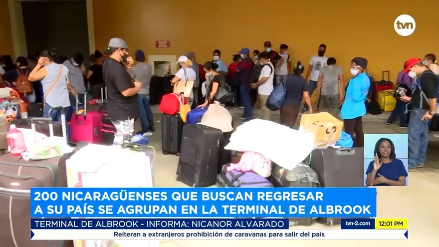 Nicaragüenses se aglomeran en la Terminal de Albrook para tratar de salir del país