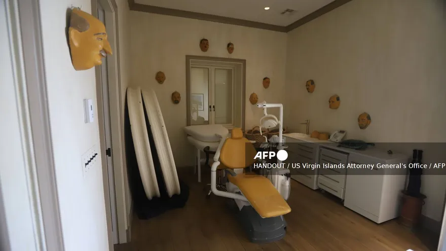 Esta fotografía sin fecha de la oficina del Fiscal General de las Islas Vírgenes de EE. UU. publicada el 3 de diciembre de 2025 por el representante estadounidense Robert García, miembro de mayor rango del Comité de Supervisión y Reforma del Gobierno, muestra una habitación dentro de la casa de Jeffrey Epstein en su isla privada, Little St. James Island, Islas Vírgenes de EE. UU.