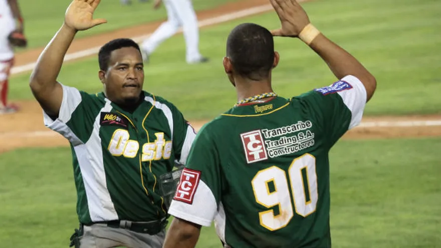 Luis Ponce llega a 400 hits en el Béisbol Mayor