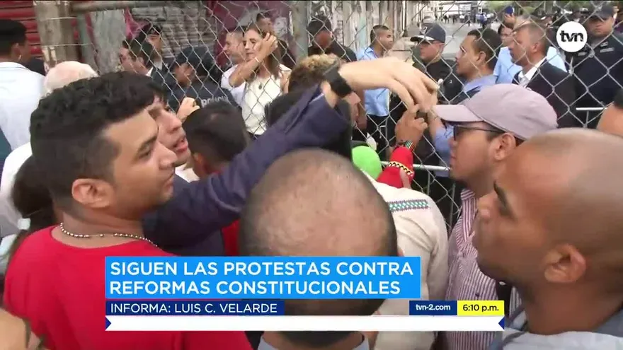 Grupos universitarios se manifiestan a las afueras del pleno