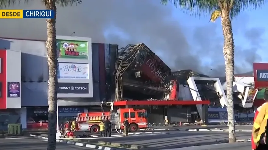 Continúan labores de extinción en centro comercial de David