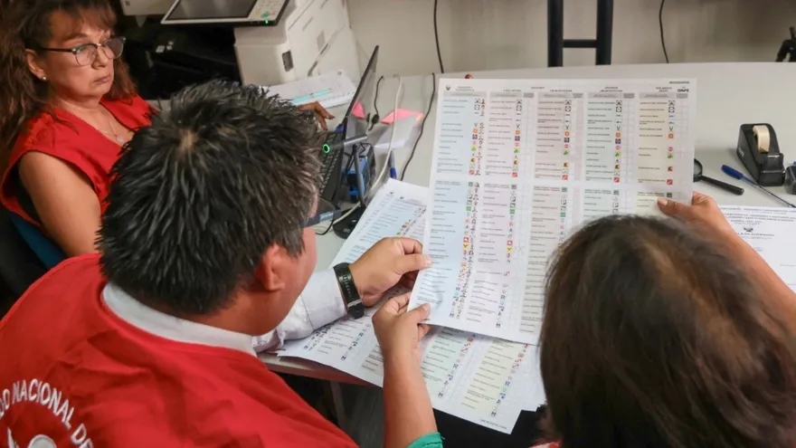 Jurado Nacional de Elecciones (JNE) de Perú revisando papeletas de votaciones