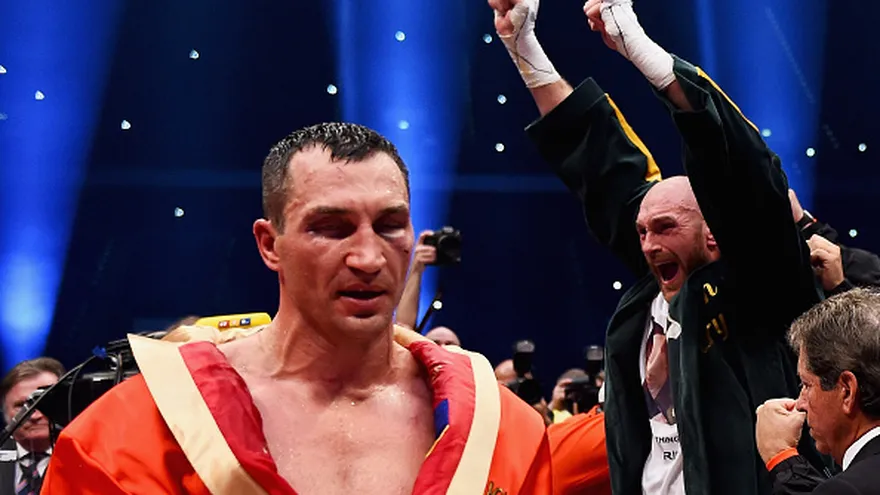 Tyson Fury (d) acabó con nueve años y medio de reinado de Wladimir Klitschko (i)