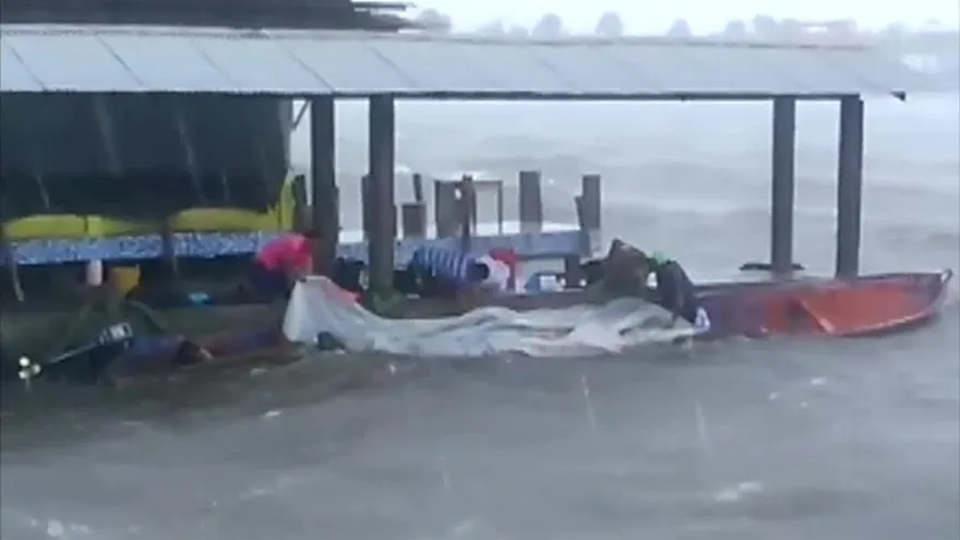 Inundaciones, caída de árboles, fuertes oleajes y desprendimiento de techos por mal tiempo