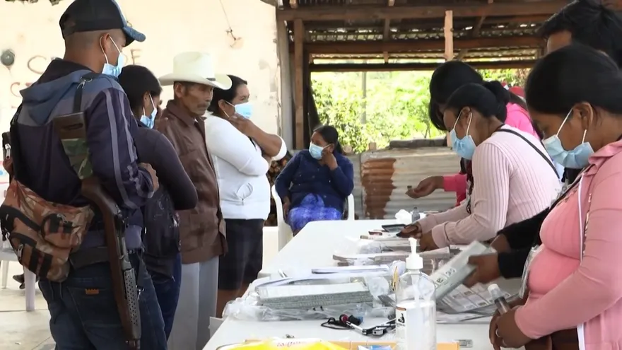 Con tensión y miedo, mexicanos acuden a votar en el violento estado de Guerrero
