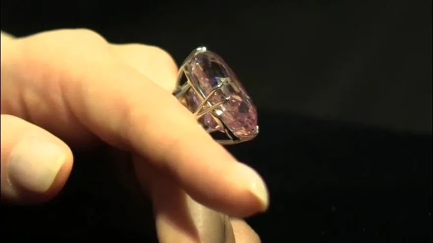 Sotheby's espera batir récords con la subasta del diamante rosa más grande del mundo