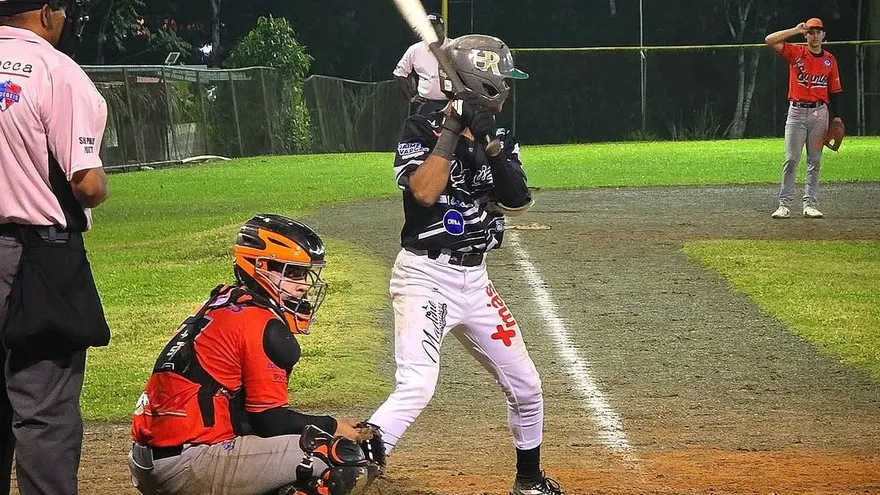 Acción del partido entre los equipos de béisbol juvenil de Los Santos y Darién