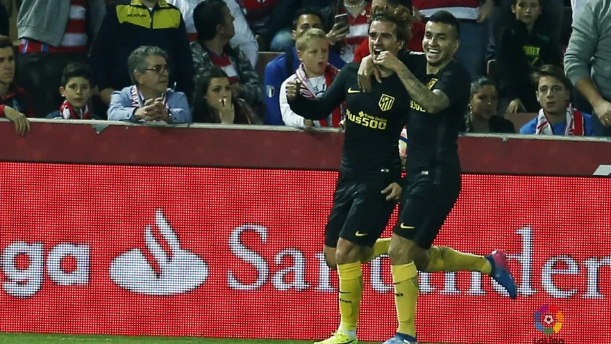 Antoine Griezmann (i) celebra la anotación que concretó ante el Granada