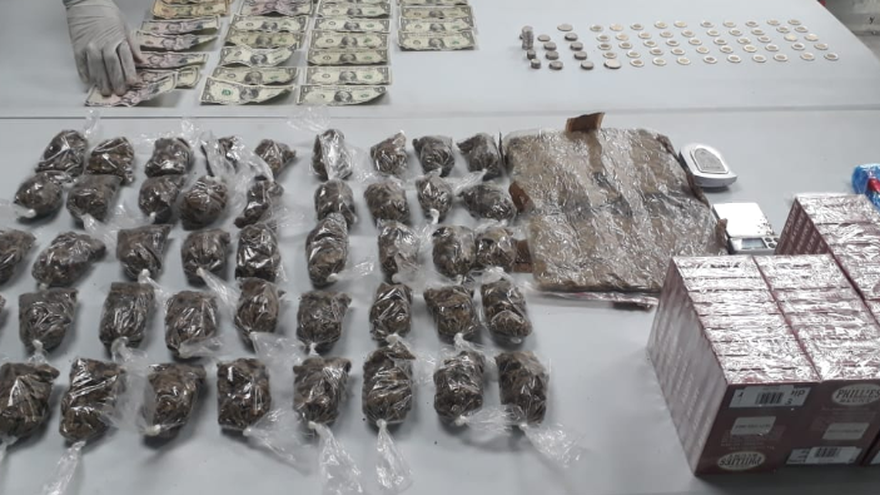 Parte de la droga y el dinero encontrado