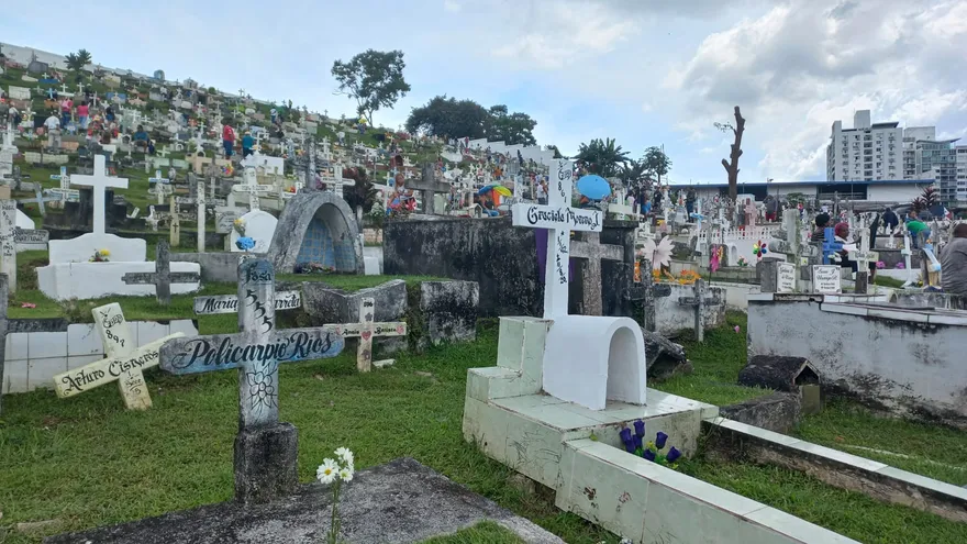 Cementerios fueron visitados por personas que recuerdan a sus seres queridos