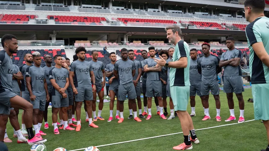Thomas Christiansen junto a los jugadores de la selección de Panamá