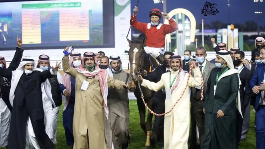 Veterano látigo Wigberto Ramos gana otra carrera millonaria