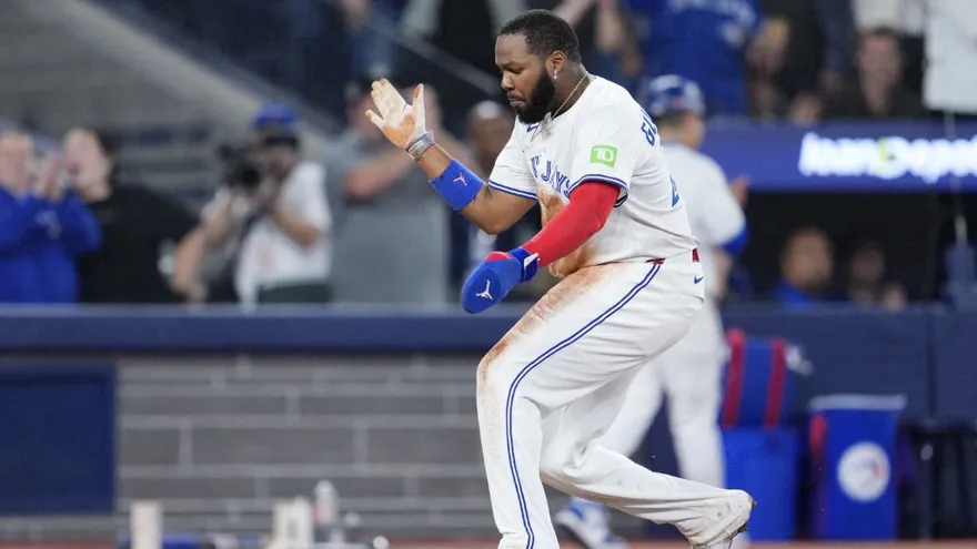 Vladimir Guerrero Jr celebra triunfo de los Azulejos sobre los Marineros en el Juego 6