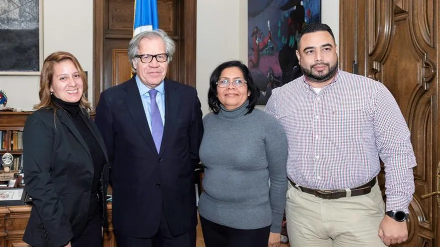 Fotografía del 20 de noviembre de 2018, cedida por la Organización de Estados Americanos (OEA), donde aparece su secretario general, Luis Almagro (2i), mientras posa junto a los nicaragüenses Zoila Fajardo (i), Brenda Gutiérrez (2d) y Daniel Esquivel (d), durante una reunión en la sede del organismo en Washington, DC (Estados Unidos).