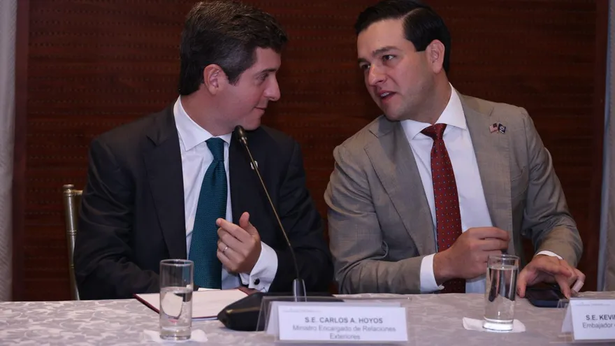 Carlos Hoyos (vicecanciller de Panamá) y Kevin Cabrera (Embajador de EEUU en Panamá)