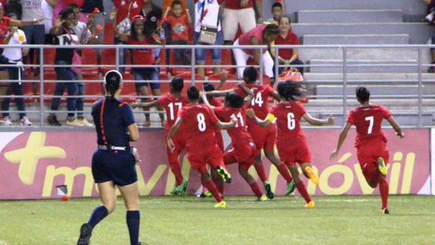 Jugadoras panameñas celebran el primer gol