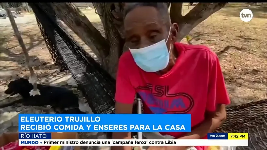 Adulto mayor de 80 años recibe ayuda