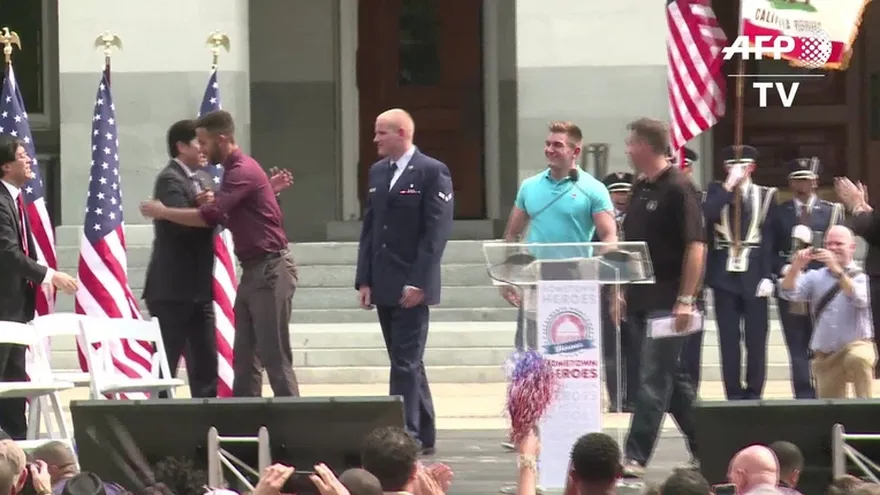 Homenaje a los ”héroes” del tren de París